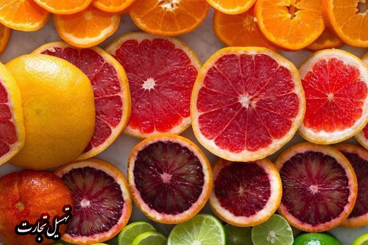 صادرات میوه و مرکبات به عراق، یکی از فرصتهای استراتژیک برای بخش کشاورزی ایران به شمار میرود. نزدیکی جغرافیایی، سلیقه غذایی مشابه، هزینه پایین حملونقل، و ضعف تولید داخلی عراق، همه دست بهدست هم دادهاند تا بازار عراق به یکی از مهمترین مقاصد صادراتی محصولات باغی ایران تبدیل شود. از سیب و انار گرفته تا پرتقال و طالبی، تنوع محصولات ایرانی با نیاز بازار عراق تطابق خوبی دارد. اما برای موفقیت در این مسیر، شناخت دقیق خریداران، محصولات پرفروش، و سازوکار بازار عراق کاملاً ضروری است. در این مقاله به این میپردازیم که چه کسانی خریدار میوه و مرکبات ایرانی در عراق هستند؟ چه نوع محصولاتی بیشترین تقاضا را دارند؟ و چه شرکتها یا اشخاصی در این حوزه شناختهشدهاند؟ همچنین فرصتها و تهدیدهای پیش روی صادرات میوه به عراق را بهطور دقیق بررسی کردهایم تا تصویری واقعبینانه از آینده این تجارت ترسیم شود. چه کسانی در عراق خریدار میوه و مرکبات ایرانی هستند؟ بازار میوه و مرکبات در عراق بهشدت متنوع، چندسطحی و منطقهمحور است. شناخت دقیق بازیگران این بازار به صادرکنندگان ایرانی کمک میکند تا محصول خود را با بستهبندی، قیمت و نوع عرضه مناسب روانهی بازار هدف کنند. در این بخش، خریداران را به پنج دسته اصلی تقسیم میکنیم: ۱. واردکنندگان عمدهفروش مرزی (بازار سنتی) محل فعالیت: مرزهای رسمی مانند پرویزخان، باشماق، مهران، تمرچین، شلمچه، چذابه ویژگیها: معاملات نقدی و سریع خرید فلهای یا با بستهبندی ساده فروش به پخشکنندگان داخلی در شهرهای بغداد، بصره، اربیل مزیت: خرید آسان، بدون سختگیری روی بستهبندی یا مجوزها چالش: حساسیت پایین به کیفیت و رقابت شدید ۲. شرکتهای واردکننده و پخشکننده رسمی (بازار مدرن عمده) مستقر در: بغداد، اربیل، بصره، سلیمانیه ویژگیها: ثبتشده و دارای مجوز قانونی خریدار عمده با قرارداد رسمی حساس به سایز، گواهی سلامت، لیبل محصول و کیفیت بستهبندی مزیت: قراردادهای پایدار، ارزشافزوده بالا چالش: نیاز به بستهبندی حرفهای و رعایت استانداردها ۳. غرفهداران بازارهای شهری (پخشکنندگان خرد ولی مؤثر) فعالیت در: بازارهای سنتی مثل کربلا، نجف، موصل، کرکوک، بغداد قدیم ویژگیها: خریدار روزانه یا هفتگی قیمت، تازگی و ظاهر محصول برایشان مهمتر از بستهبندی است مشتریان واقعی خود را میشناسند مزیت: بازخورد سریع از بازار و حجم خرید مستمر چالش: قیمت پایین، تأکید بر رقابت فصلی ۴. فروشگاههای زنجیرهای و سوپرمارکتهای لوکس مثل: Carrefour Erbil، Majidi Mall، Cihan Hypermarket مشتریان: اقشار مرفه، مهاجران، شرکتها انتظارات: بستهبندی سلفوندار یا جعبهای، لیبل انگلیسی/عربی ظاهر بدون لک، سایزبندی یکنواخت، مجوز کیفی همکاری اغلب از طریق شرکتهای پخش رسمی انجام میشود ۵. شرکتهای خدمات تغذیه (نیروهای پروژهای، بیمارستانها، زائران) مصرفکننده نهایی: شرکتهای نفتی، بیمارستانها، پادگانها، کاروانهای زیارتی نیاز: بار حجیم، قیمت مناسب، امکان تحویل منظم بستهبندی اقتصادی، قابلیت نگهداری بلندمدت فرصت: اگر بتوانید قرارداد سالانه ببندید، بازار پایداری دارید پیشنهاد عملی: پیش از صادرات، بازرسی بازار عراق را با کمک یک واسطه محلی یا حضور در نمایشگاههای کشاورزی بغداد و اربیل آغاز کنید. همچنین از طریق پلتفرمهای تجاری عربی و B2B مثل Made-in-Iraq یا Alibaba Arabic میتوانید مشتریان بالقوه هر یک از این گروهها را شناسایی کرده و مستقیماً وارد مذاکره شوید. چه نوعی از میوهها و مرکبات ایرانی در عراق بیشتر مصرف میشود؟ بازار عراق بهصورت فصلی، منطقهای و ذائقهمحور عمل میکند و در هر دوره از سال، گروه خاصی از میوههای ایرانی بیشترین تقاضا را دارند. پرمصرفترین میوهها و مرکبات ایرانی در عراق بهصورت خلاصه به این ترتیباند: ۱. پرتقال (پرتقال جنوب ایران) فصل صادرات: اواخر پاییز تا زمستان نقاط هدف: بغداد، نجف، بصره، موصل چرا پر تقاضاست؟ شیرین، تازه، سایز درشت و قیمت مناسب رقبا: مصر (شیرینتر)، ترکیه (کمدوامتر) → پرتقال ایران ترکیبی از هر دو مزیت را دارد. ۲. نارنگی (شمال ایران) فصل صادرات: پاییز (آبان تا آذر) پرطرفدار به دلیل پوستکندهشدن راحت و طعم شیرین مصرف روزمره در اربیل، کربلا، بغداد مخصوصاً برای کودکان و سالمندان ۳. لیمو شیرین (داراب، جهرم) یکی از میوههای انحصاری ایران برای بازار عراق فصل عرضه: پاییز و زمستان پرمصرف در خانهها، بیمارستانها و خردهفروشیها در کل کشور ۴. لیمو ترش تازه یا خشک کاربرد گسترده در غذاهای سنتی عراقی، مخصوصاً در جنوب عراق (بصره، العماره) بهصورت تازه و خشکشده صادر میشود جایگزین مناسبی در عراق ندارد ۵. هندوانه (خوزستان، ایلام، سیستان) فصل صادرات: بهار و تابستان (اردیبهشت تا مرداد) بار فلهای، فروش بالا در بصره، دیوانیه، اربیل ایران مزیت قیمت نسبت به ترکیه و اردن دارد ۶. طالبی، خربزه، ملون صادرات از خرداد تا شهریور مصرف بالا در سوپرمارکتها، خانوارها، هتلهای اقلیم کردستان طعم شیرین و عطر بالا، نقطه قوت محصولات ایران ۷. سیب قرمز و زرد (سمیرم، ارومیه، مشهد) فصل صادرات: پاییز تا زمستان در اربیل، سلیمانیه، بغداد بازار بسیار قوی دارد خریداران اقلیم سیب ایرانی را به سیب ترکیهای ترجیح میدهند ۸. انار (ساوه، نیریز، سیرجان) صادرات در مهر تا آذر تقاضا در اربیل، سلیمانیه، بغداد، موصل نیاز به بستهبندی حرفهای و حمل دقیق دارد چون محصول حساس است ۹. هلو، شلیل، زردآلو صادرات از خرداد تا مرداد بیشتر برای اقلیم کردستان عراق به دلیل فساد پذیری بالا فقط با کامیون یخچالدار و مسیر کوتاه مرزی صادر میشود (تمرچین، باشماق) مثال کاربردی: اگر شما در جیرفت تولید پرتقال دارید، زمستان بهترین فصل صادراتی شماست. محصول شما با بستهبندی ساده، از مرز مهران یا شلمچه میتواند به راحتی به بغداد یا بصره برسد و از نظر طعم، رقابت با پرتقالهای وارداتی مصر یا ترکیه را نیز میبرد. چه کسانی در حوزه صادرات میوه و مرکبات ایرانی به عراق شناختهشده و معروف هستند؟ ۱. صادرکنندگان ایرانی فعال و شناختهشده الف) شرکتهای بستهبندی و صادراتی با مجوز رسمی این شرکتها معمولا دارای زیرساخت کامل صادراتی شامل سردخانه، سیستم سورتینگ، بستهبندی با لیبل عربی، گواهی بهداشت، و مجوز گمرکی هستند. شرکت طلایهداران باغ ایرانیان (شیراز) متخصص صادرات پرتقال، نارنگی، لیمو و خرما به کربلا و بصره. بارها با برند مشخص، لیبل عربی و بستهبندی حرفهای عرضه میشوند. شرکت باغ سپید جیرفت (کرمان) در منطقه جیرفت، قطب تولید مرکبات، این شرکت با تکیه بر خطوط فرآوری و انبارهای یخچالی بزرگ، بهصورت مستقیم بار را از مرز مهران به بازار عراق میفرستد. فجر سبز داراب (فارس) تمرکز روی صادرات پرتقال داراب و لیموشیرین به اقلیم کردستان دارد. محصولاتشان بهصورت شفاف، سورتشده و در کارتنهایی با برند عرضه میشوند. ب) تعاونیهای باغداران این تعاونیها معمولاً قدرت برندسازی ندارند ولی چون محصول را مستقیماً از باغدار میگیرند، قیمت رقابتی دارند و بازرگانان عراقی بهویژه در فصل اوج برداشت، مشتری ثابت آنها هستند. تعاونی باغداران ساوه: در صادرات انار و سیب به اقلیم کردستان نقش کلیدی دارد. بیشتر بارها از مرز باشماق یا تمرچین عبور میکنند. تعاونی باغداران سمیرم: صادرکننده سیب قرمز و زرد سمیرم، بار را از طریق مرز پرویزخان به بازار اربیل و سلیمانیه ارسال میکند. ج) صادرکنندگان مستقل و مرزی این گروه بیشتر با تجربه میدانی، بارگیری سریع، ارتباط نزدیک با سردخانهداران و خریداران عراقی، و انعطاف در پرداخت و تخفیف فعالیت میکنند. معمولاً کارت بازرگانی اجارهای دارند و از سردخانههای کرایهای یا بارنامههای واسطهای استفاده میکنند. سهم بالایی از صادرات فلهای را همین گروه تأمین میکنند. د) پیمانکاران قراردادی برخی شرکتها با یک خریدار خاص در عراق، مثل یک میدان میوه یا فروشگاه زنجیرهای قرارداد بستهاند و بهصورت منظم بار تأمین میکنند. این مدل، پایدارترین و سوددهترین حالت همکاری است. ۲. واردکنندگان و خریداران اصلی در عراق الف) شرکتهای واردکننده بزرگ و رسمی این شرکتها با مجوز رسمی در عراق ثبت شدهاند، دارای انبار، سیستم توزیع و شبکه فروش در عراق هستند و معمولاً وارداتشان از مرزهای مهران، پرویزخان، شلمچه و تمرچین انجام میشود. Al-Saad Company (بغداد): واردکننده تخصصی میوه از ایران، ترکیه، اردن. مشتری پرتقال، انار، سیب ایرانی است. Barzani Fruit Import Co. (اربیل): توزیعکننده بزرگ در اقلیم کردستان. تمرکز بر روی بستهبندی حرفهای دارد و عمده محصولات را به فروشگاههای مدرن و سوپرمارکتها میفرستد. Al-Karim Trading (بصره): واردکننده بزرگ مرکبات جنوب، بهویژه از مرز شلمچه و چذابه. تمرکز بر بار فلهای ولی با کیفیت است. ب) تجار سنتی بازارهای میوه در میدانهای میوهی شهرهایی مثل بغداد، بصره، نجف، کربلا، سلیمانیه، اربیل تجار سنتی حضور دارند که: نقدی خرید میکنند معمولاً بار فلهای یا نیمهسورتشده میخواهند به کیفیت و قیمت حساساند برخی از آنها ۲۰ تا ۳۰ سال است که از ایران خرید میکنند این تجار بدون برند و ثبت رسمی، ولی با نفوذ زیاد در بازار فعالیت دارند. ج) فروشگاهها و سوپرمارکتهای مدرن با خرید مستقیم در اقلیم کردستان، برخی فروشگاهها بدون واسطه، از شرکتهای ایرانی خرید میکنند. اما شرط همکاری آنها: بستهبندی صادراتی با لیبل عربی مشخصات کامل کالا (تاریخ، وزن، قیمت، بهداشت) ارسال منظم و مطمئن است جمع بندی: بازار میوه و مرکبات عراق، بازاری بزرگ، پویا و متنوع است که ظرفیت جذب صدها هزار تن محصول ایرانی را دارد؛ اما تنها کسانی در این بازار موفق خواهند بود که شناخت دقیقی از ساختار خرید و رفتار مصرف در عراق داشته باشند. خریداران میوه در عراق از تجار مرزی گرفته تا فروشگاههای زنجیرهای، هر کدام نیازها و استانداردهای خاص خود را دارند. محصولات پرفروش صادراتی ایران شامل پرتقال، نارنگی، سیب، انار، هندوانه و طالبی است که بسته به فصل و منطقه مصرف، جایگاه متفاوتی دارند. فعالان حرفهای ایرانی و عراقی که بهصورت مستمر در این بازار فعالیت میکنند، نقش کلیدی در پایداری صادرات دارند و شناسایی آنها برای توسعه تجارت ضروری است. فرصتهای آینده صادرات میوه شامل توسعه زیرساختهای حمل، رشد مصرف، و ضعف تولید داخلی عراق است؛ در مقابل، تهدید هایی مانند رقابت غیرحرفهای، مشکلات بستهبندی و ناپایداری بازار باید مدیریت شود. صادرکنندهای که بتواند بهجای تمرکز صرف بر قیمت، روی کیفیت، بستهبندی استاندارد، ارتباط مستقیم با خریدار نهایی و شناخت فصلهای تقاضا تمرکز کند، میتواند سهم پایدار و سودآوری از بازار عراق به دست آورد.